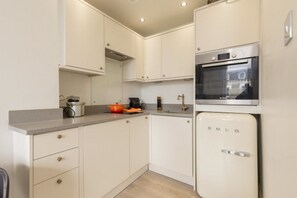 Apartment, 1 Bedroom | Private kitchen