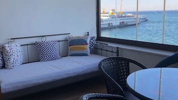 Chambre Triple Confort, balcon, vue mer | Terrasse/Patio