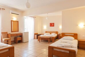 ستائر تعتيم وتجهيزات عازلة للصوت ومكواة/لوح كي