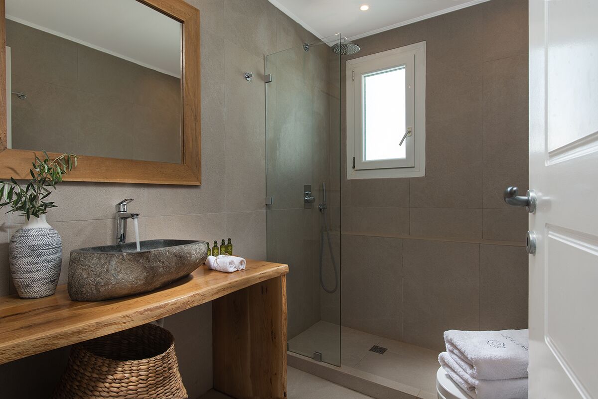 Villa Del Mar | Bathroom | Shower, free toiletries, hair dryer, bathrobes