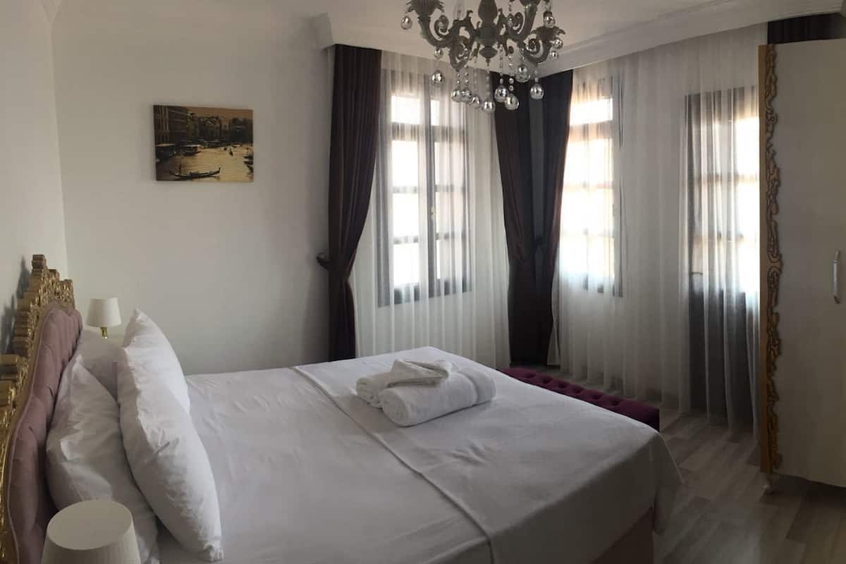 Ropa de cama hipoalergénica y caja de seguridad en la habitación