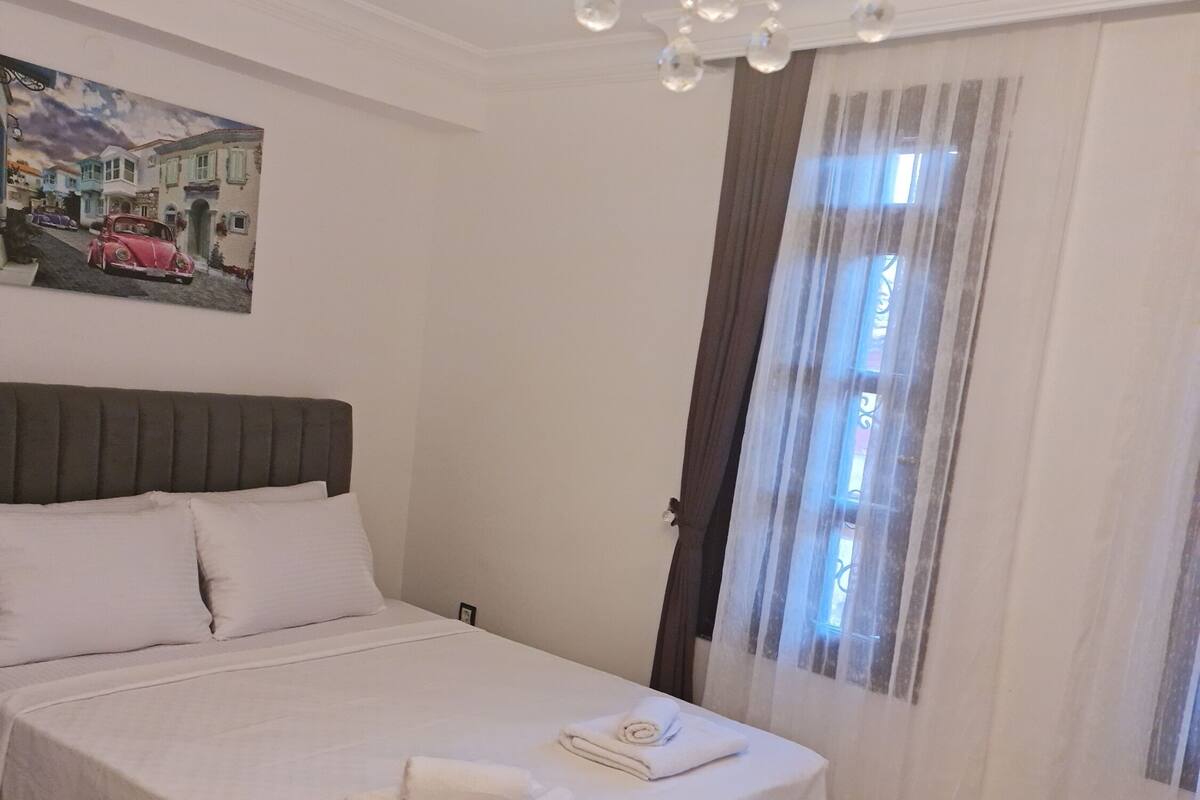 Ropa de cama hipoalergénica y caja de seguridad en la habitación
