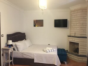 Deluxe Room, 1 Double Bed, Non Smoking | Hypo-allergenic bedding, in-room safe, desk, blackout drapes - Cundahan Otel (Ayvalik)