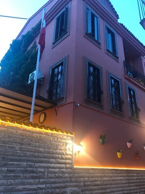 Front of property - evening/night - Cundahan Otel (Ayvalik)