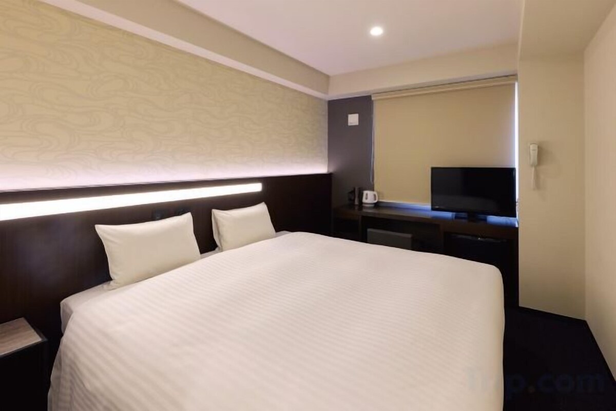 WiFi (free), bed sheets