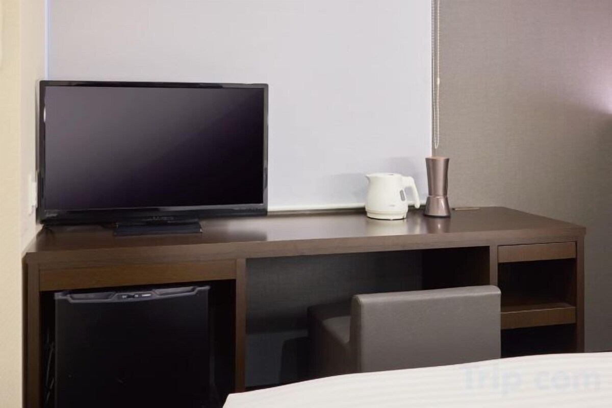 WiFi (free), bed sheets