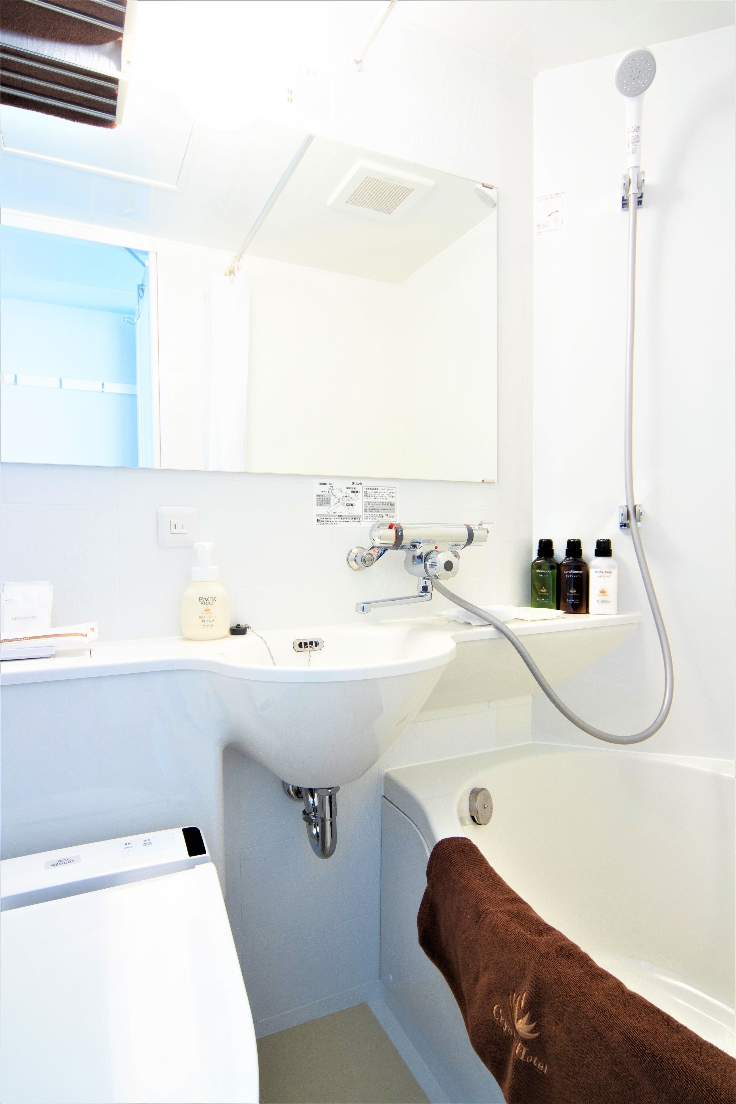 Bathroom | Combined shower/tub, deep soaking tub, rainfall showerhead
