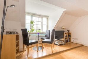 Apartment, 1 Bedroom | Bilik Mandi | Gabungan pancuran/tab mandi, pengering rambut, tuala disediakan 