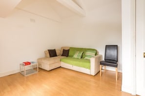 Appartement, 1 chambre | Salle de séjour | Télévision