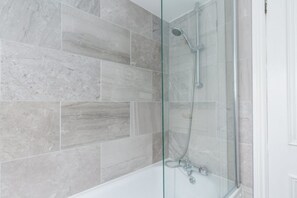 Apartment, 1 Bedroom | Bathroom | Combined shower/tub, hair dryer, towels - Eson2 - The South Kensington Loft (London)