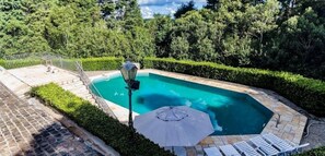 Piscine extérieure, chaises longues