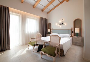 Habitación familiar | Minibar, caja fuerte, escritorio y cortinas opacas