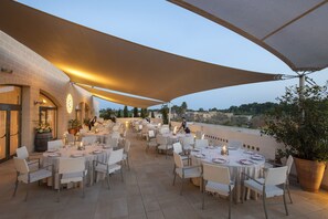 Aperto a colazione, pranzo e cena, cucina mediterranea 