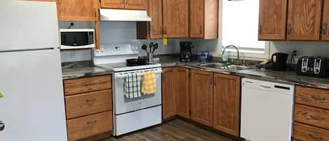 Mini-Kühlschrank, Mikrowelle, Ofen, Geschirrspüler