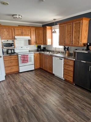 Mini-fridge, microwave, oven, dishwasher - Stanley House (Clarenville)