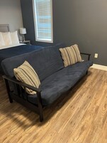Minibar, sistema de insonorización y tabla de planchar con plancha 