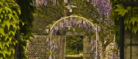 Piscina stagionale all'aperto, ombrelloni da piscina, lettini
