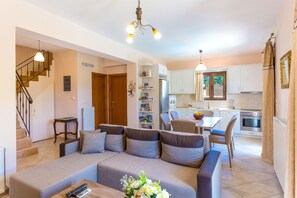 Villa Luxe (Villa Roumeli) | Salle de séjour | Télévision à écran plat, cheminée, lecteur de DVD