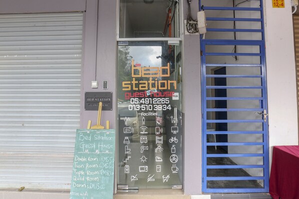 Property entrance - SPOT ON 89751 Bed Station Guest House - Hostel (Tanah Rata)