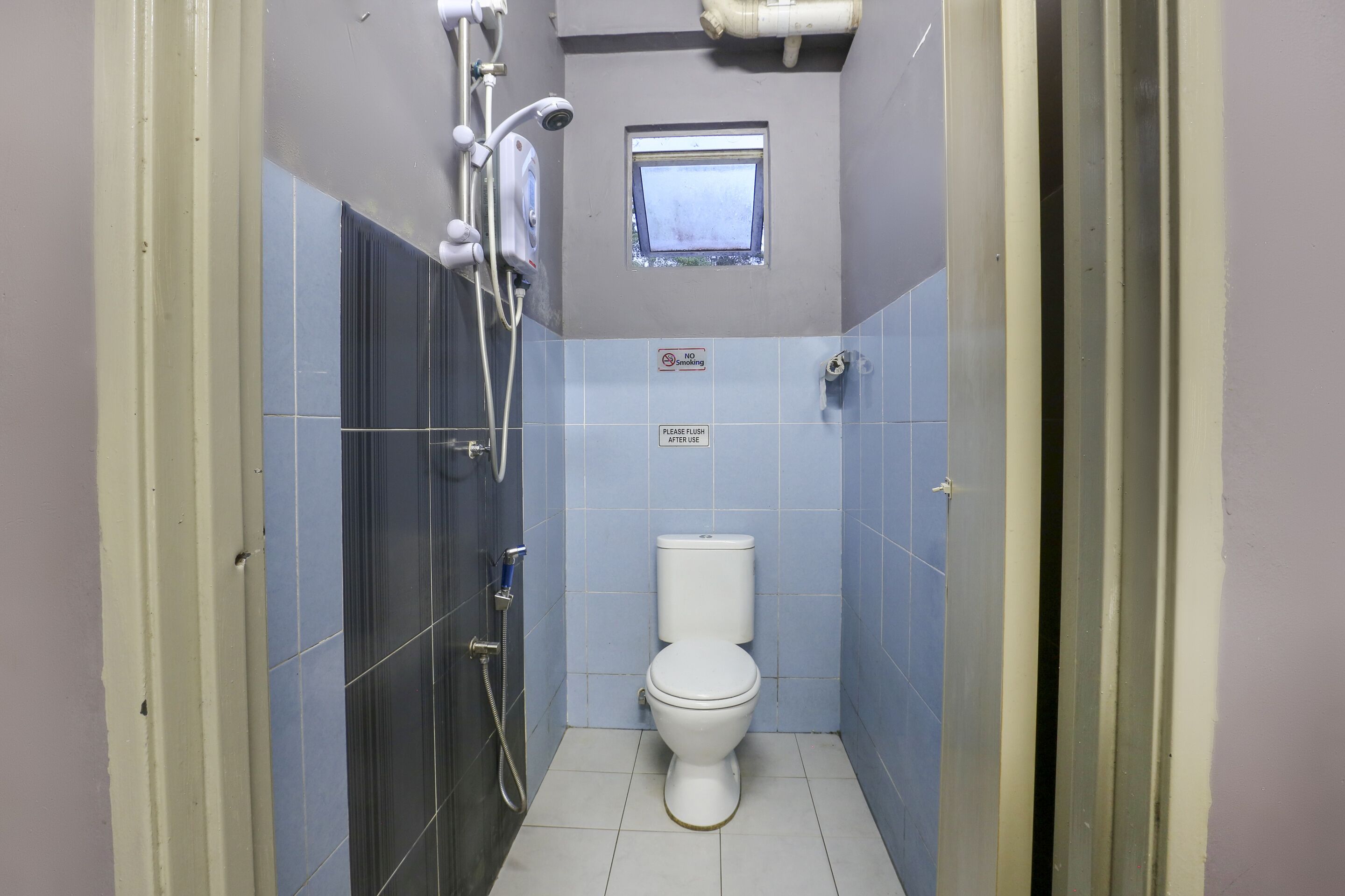 Shower, free toiletries, bidet, towels