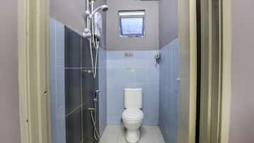 Shower, free toiletries, bidet, towels