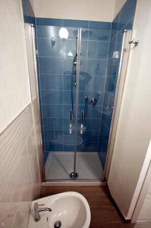 Dusche, kostenlose Toilettenartikel, Haartrockner, Bidet