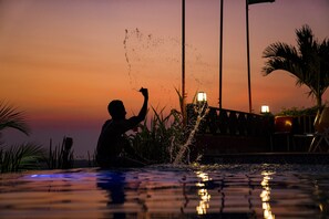 Kolam renang outdoor, dengan payung kolam renang dan kursi berjemur