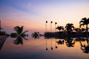 Piscina externa, funciona das 10h às 21h30, guarda-sóis