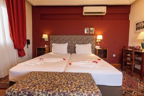 Chambre Deluxe avec lits jumeaux, accès piscine, en bord de piscine