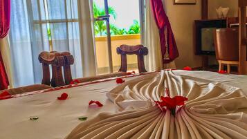 Dobbeltrom – superior, 1 dobbeltseng, adgang til basseng, havutsikt | Minibar, safe på rommet, skrivebord og skrivebord for bærbar PC