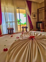 Quarto casal superior, 1 cama de casal, acesso à piscina, vista para o oceano | Frigobar, cofres nos quartos, escrivaninha