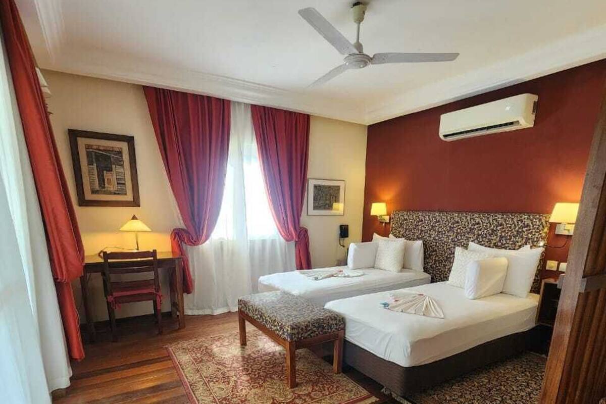 Chambre Deluxe avec lits jumeaux, accès piscine, en bord de piscine | Minibar, coffres-forts dans les chambres, bureau