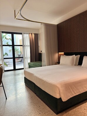 Prestige with Private Garden - Vertical Garden Area | Hypo-allergenic bedding, down comforters, minibar, in-room safe - Horti 14 Borgo Trastevere Hotel (Rome)