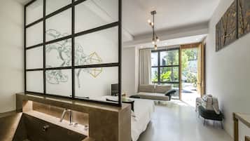 Habitación Deluxe con 1 cama doble o 2 individuales | Ropa de cama hipoalergénica, edredones de plumas, minibar y caja fuerte
