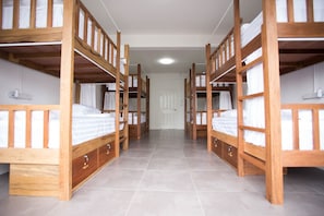 8-Bed Mixed Dormitory | 免費 Wi-Fi