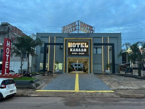 Majoituspaikan julkisivu illalla/yöllä