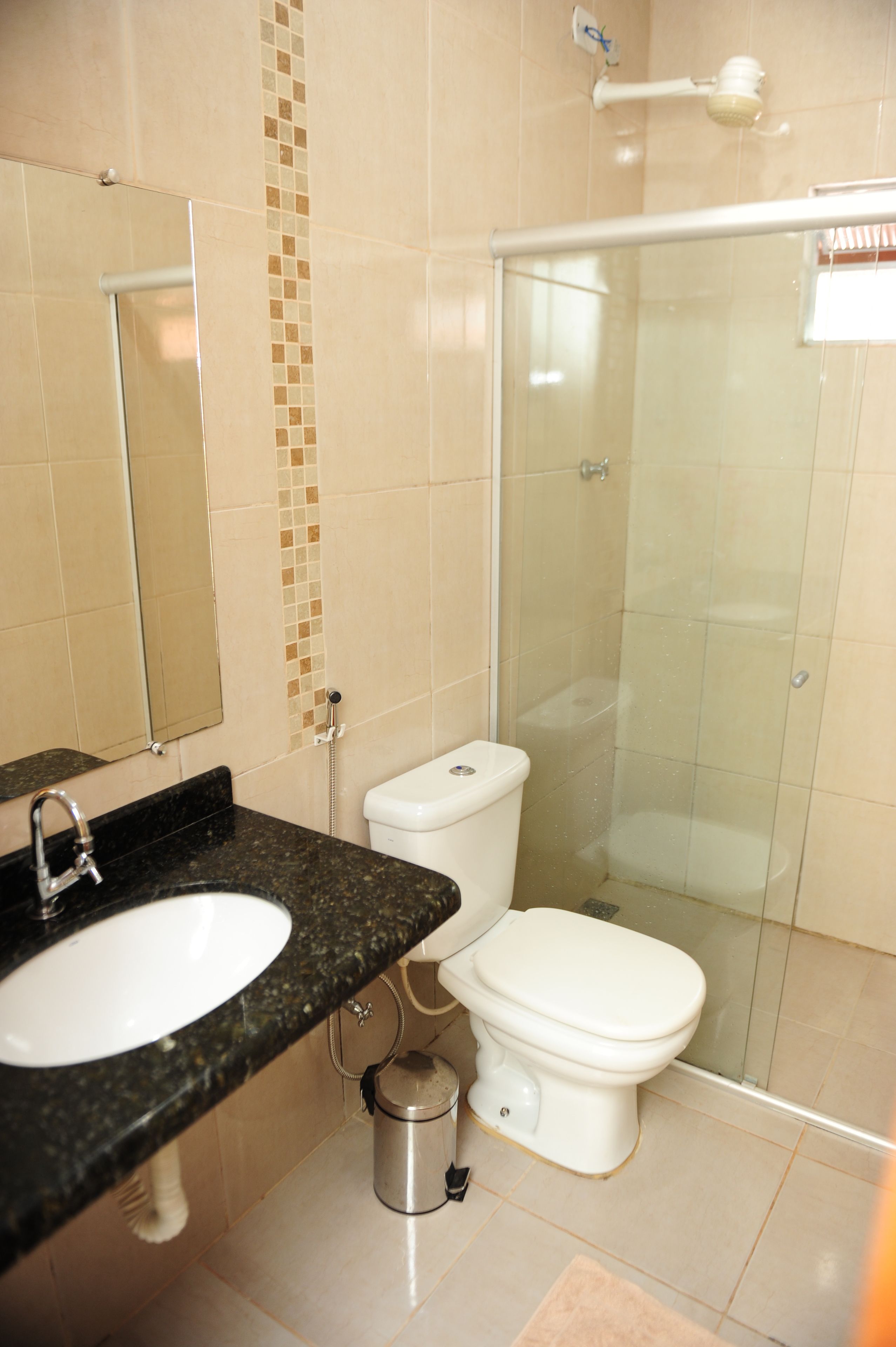 Ducha, artículos de higiene personal gratuitos y secador de pelo