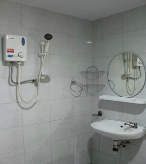 Deluxe Double Room  | Bathroom | Shower, free toiletries, towels - Ash Lodge (Patong)