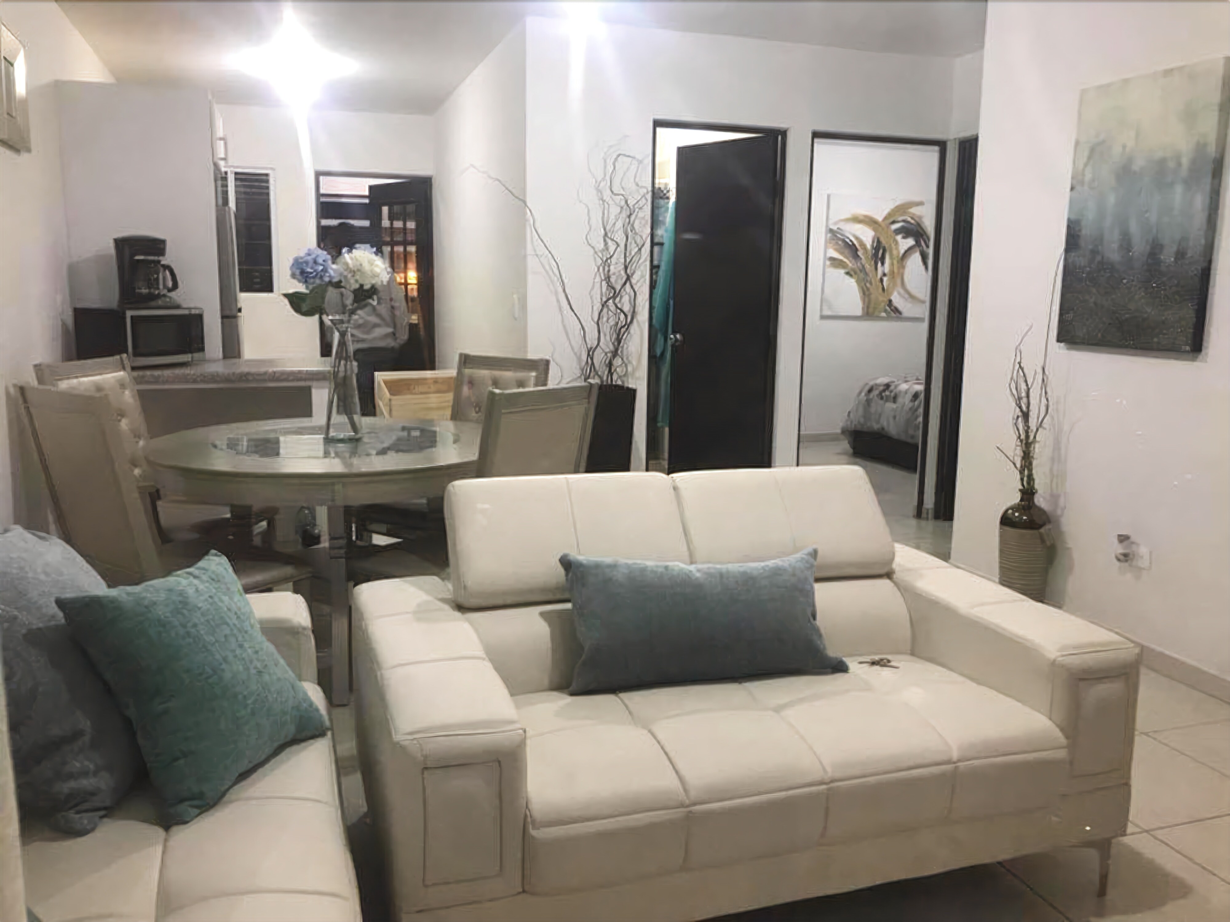 Departamento Deluxe, vista a la bahía | Área de sala de estar | Televisión de pantalla plana 