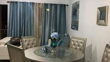 Departamento Deluxe, vista a la bahía | Servicio a la habitación