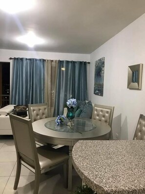 Departamento Deluxe, vista a la bahía | Servicio a la habitación