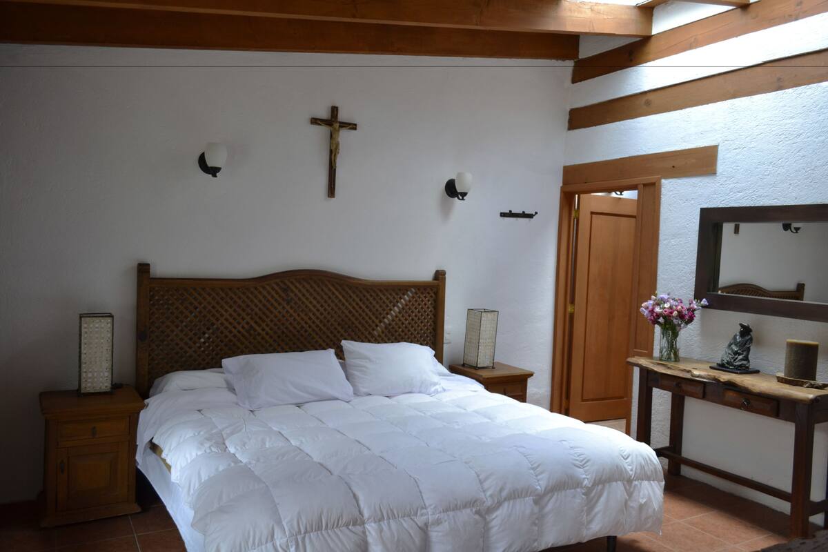Habitación individual básica | 1 dormitorio, caja fuerte, wifi gratis y ropa de cama