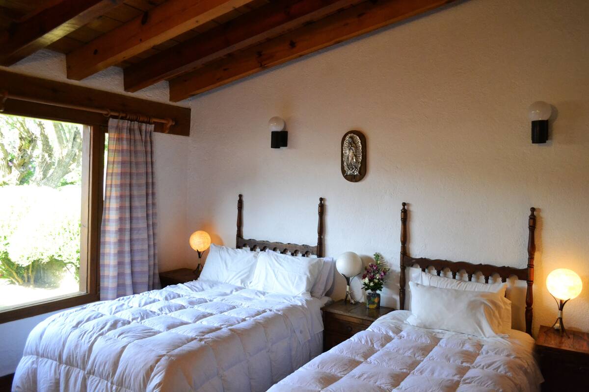 Habitación estándar doble, 2 habitaciones | 1 dormitorio, caja fuerte, wifi gratis y ropa de cama