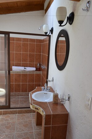 Eenvoudige eenpersoonskamer | Badkamer | Een douche, gratis toiletartikelen, een haardroger, handdoeken