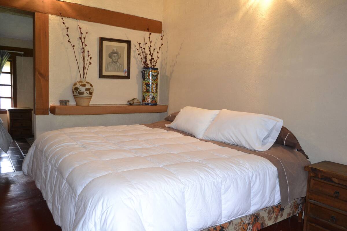 Habitación doble de uso individual, 2 habitaciones | 1 dormitorio, caja fuerte, wifi gratis y ropa de cama