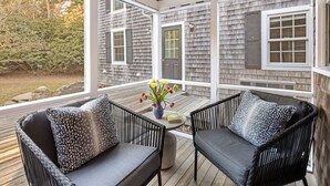 Queen with Screen Porch
