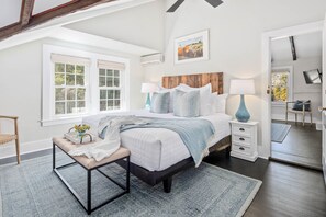 King | Egyptian cotton sheets, premium bedding, down duvets, in-room safe - Lamberts Cove Inn (Vineyard Haven)