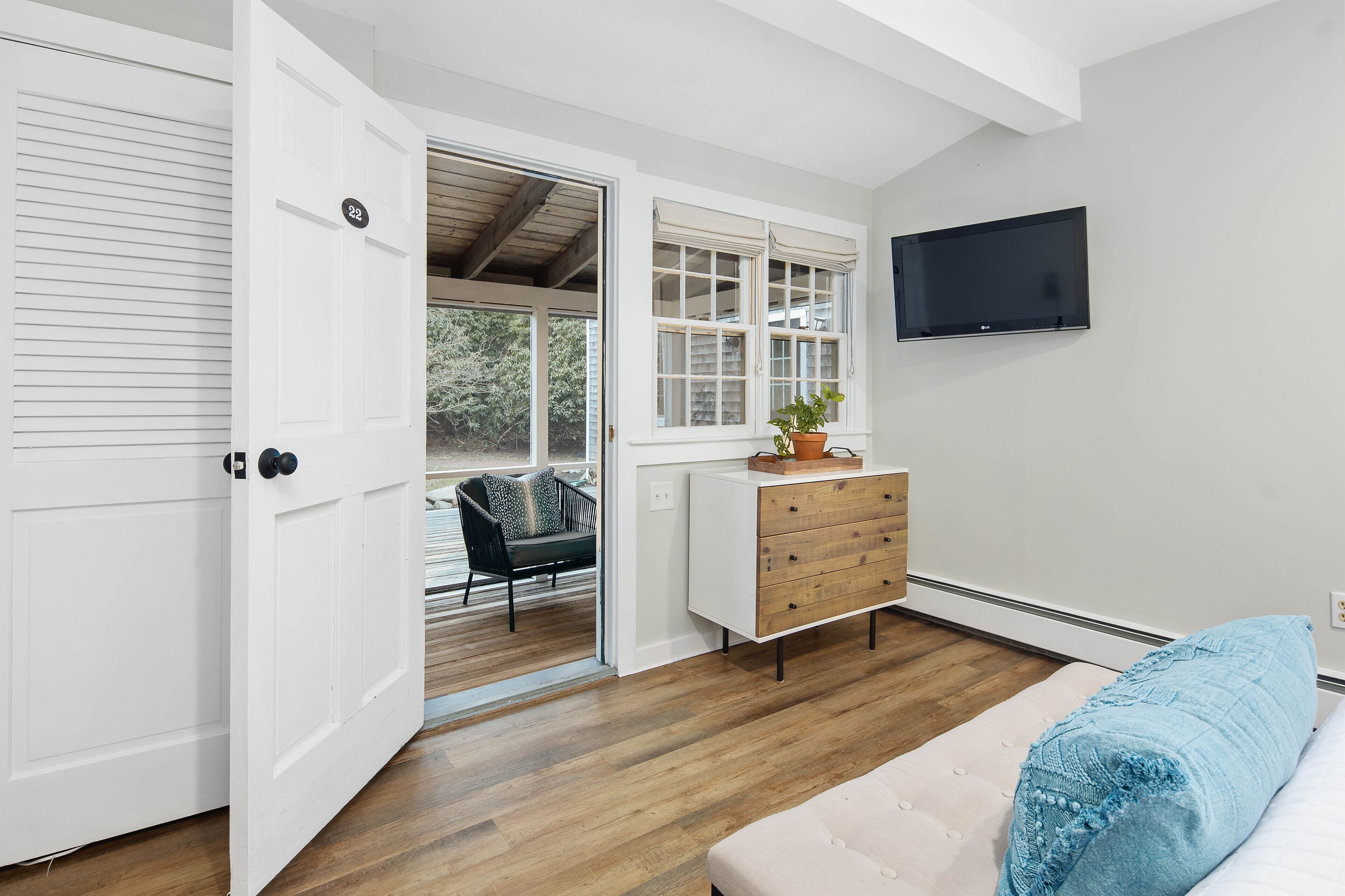 queen with screen porch | egyptian cotton sheets, premium bedding, down duvets, in-room safe