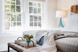 King | Egyptian cotton sheets, premium bedding, down comforters, in-room safe - Lamberts Cove Inn (Vineyard Haven)