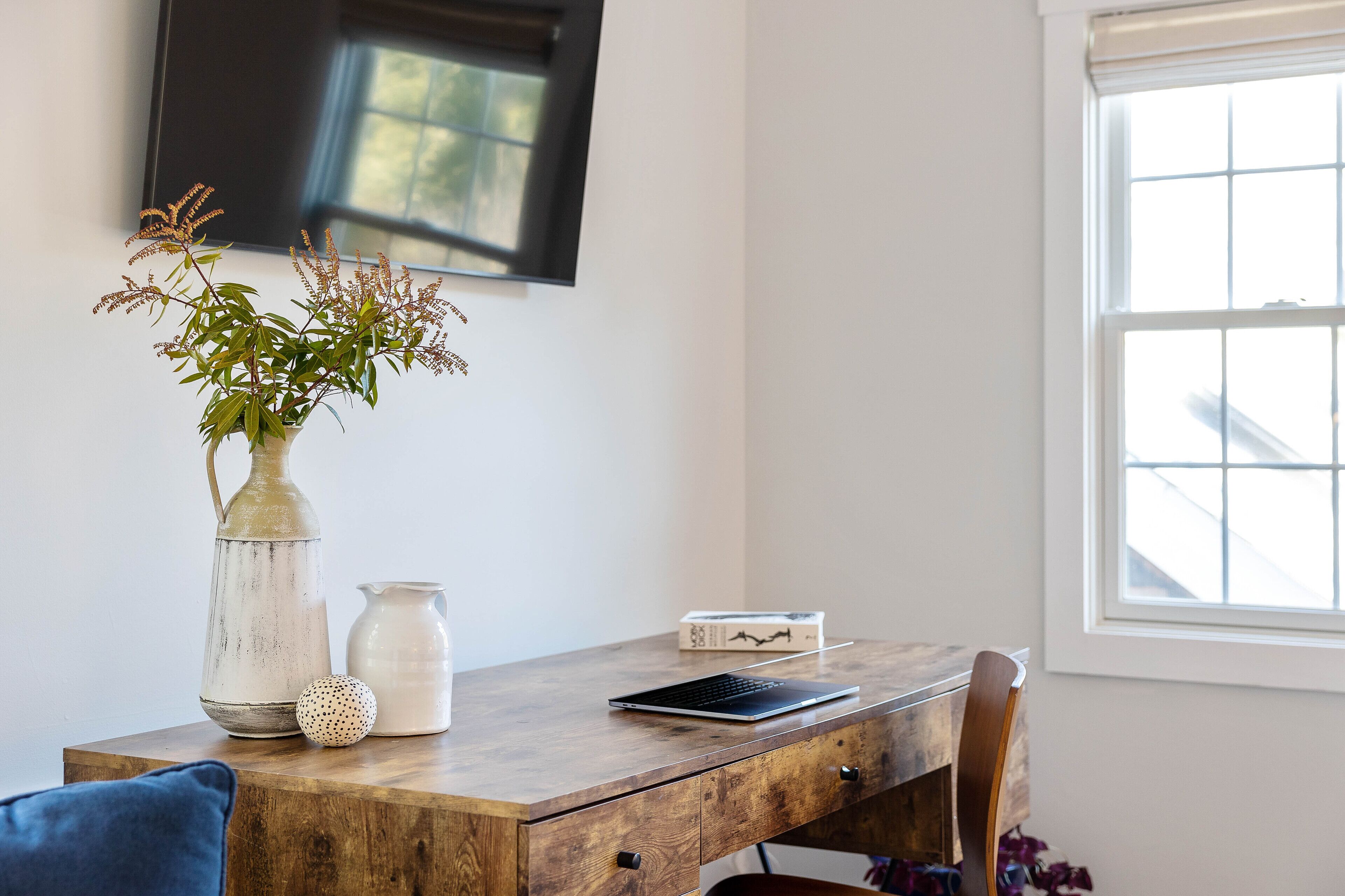 king deluxe | egyptian cotton sheets, premium bedding, down duvets, in-room safe